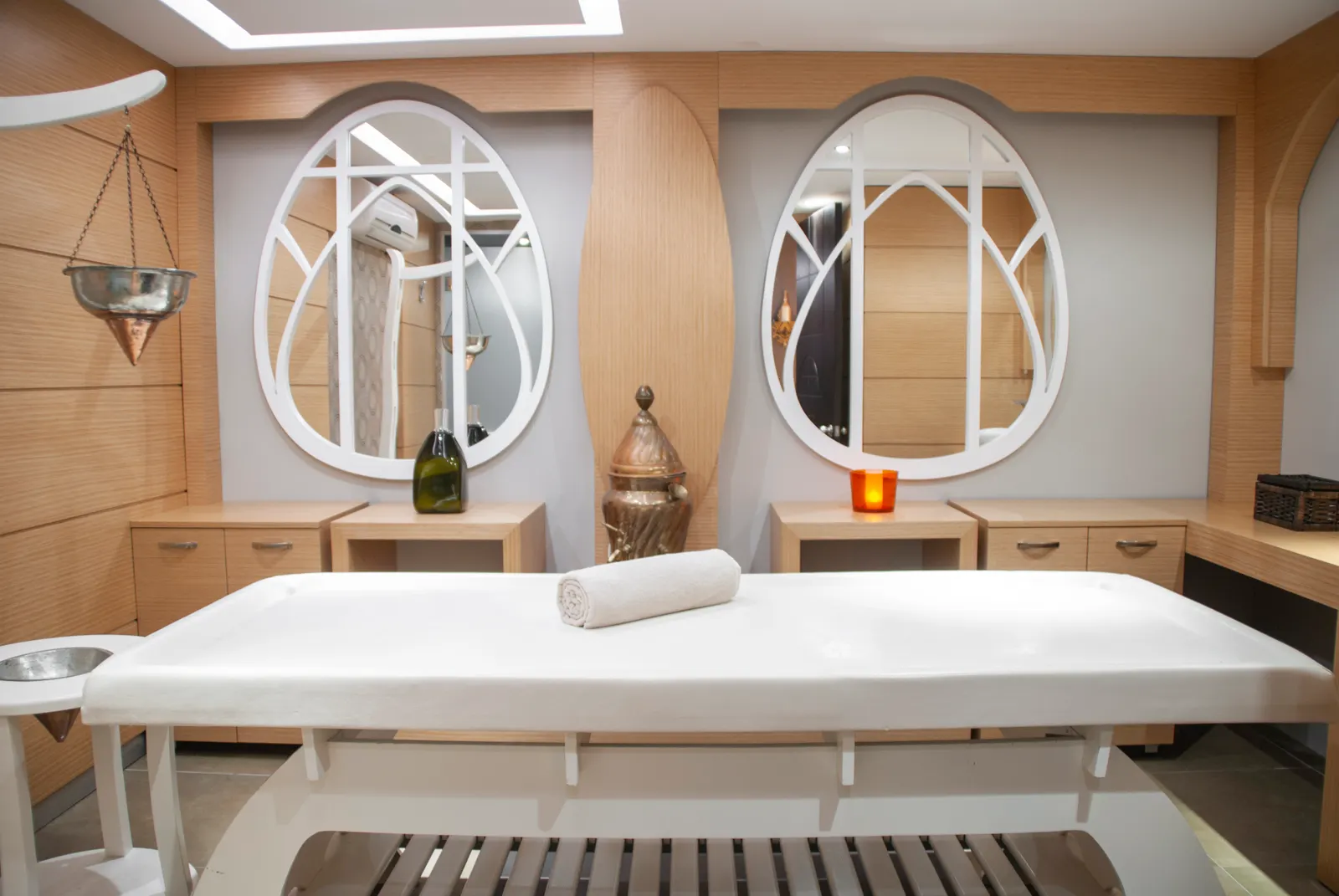 Pressure preference checklist beside massage oil and a booking calendar